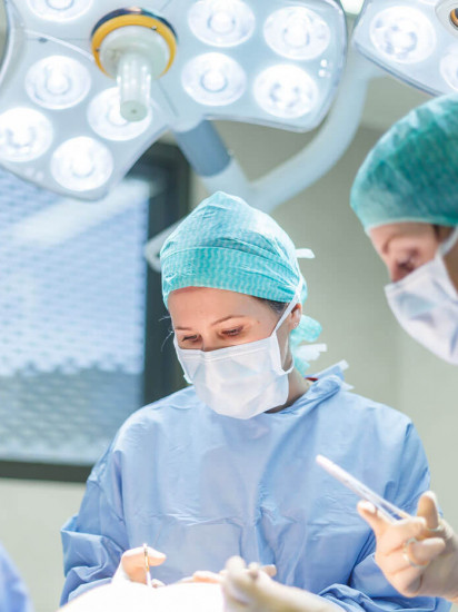 Dr DOMERGUE Sophie opérant au bloc opératoire de chirurgie esthétique