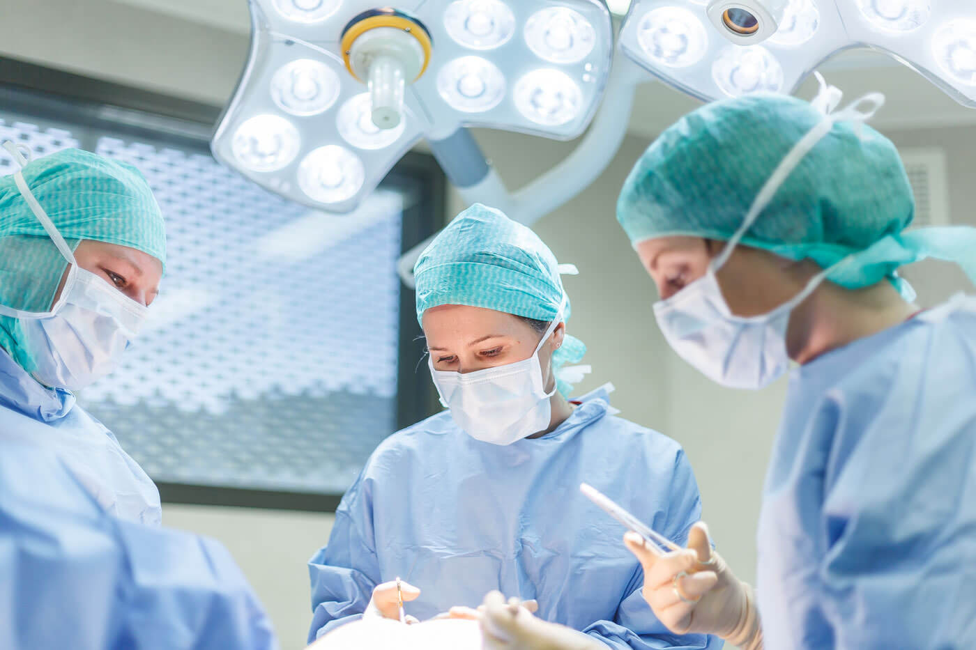 Dr DOMERGUE Sophie opérant au bloc opératoire de chirurgie esthétique